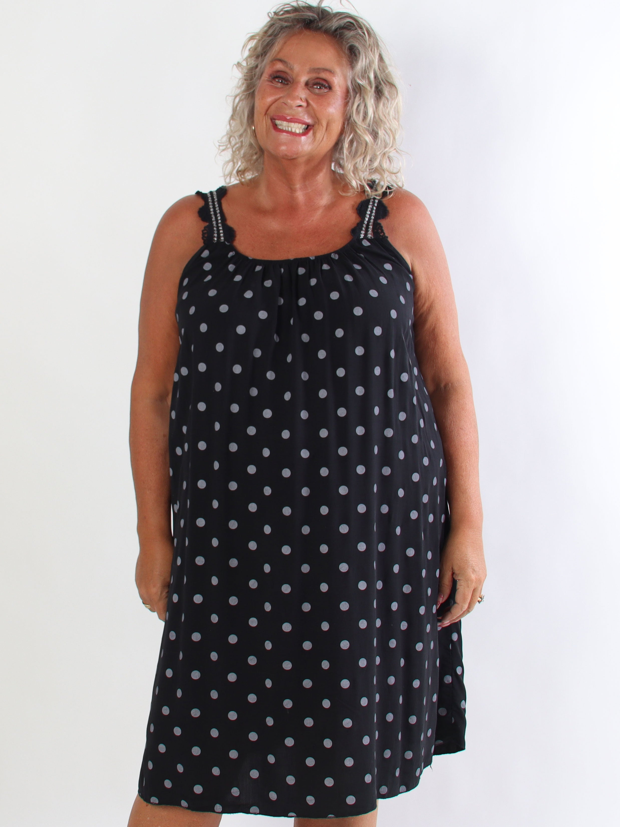 Enia - Plus size kjole i viskosestof med prikker og broderede stropper